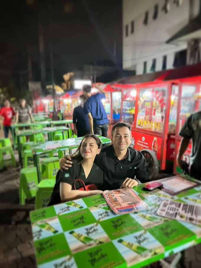 Gaya Nagita Slavina dan Raffi Ahmad Ngedate di Pinggir Jalan, Tetap Mentereng dengan Jinjing Tas Hermes dan Sandal Chanel