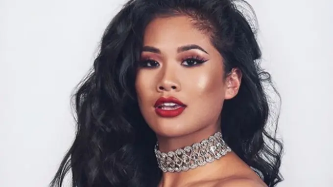 Punya Kulit Sawo Matang? Pede dengan Makeup Serba Merah