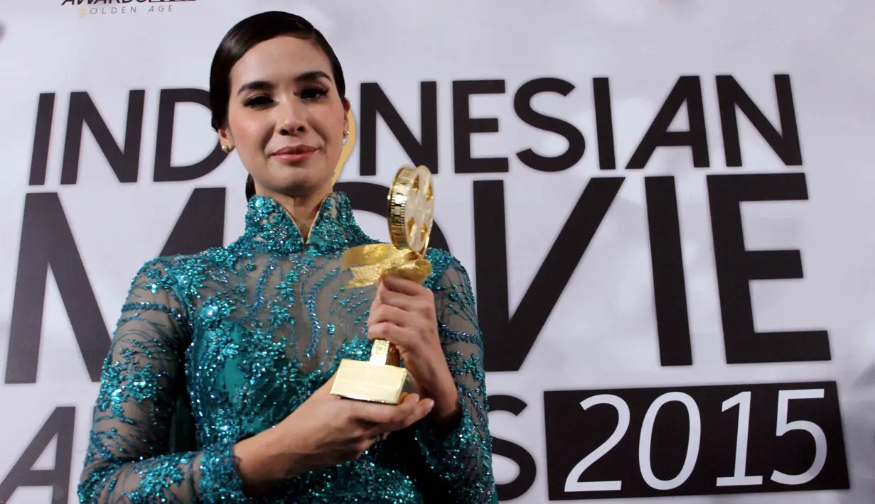 Aktris cantik Marsha Timothy berpose dengan piala Indonesian Movie Awards 2015 kategori Pemeran Utama Wanita Terbaik yang diterimanya di Balai Sarbini, Jakarta, Senin (18/5/2015). (Liputan6.com/Helmi Afandi)