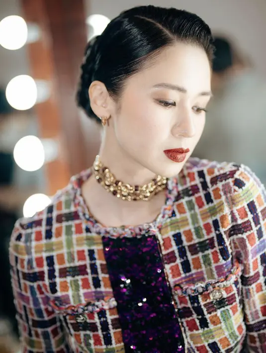 <p>Gaya makeup retro terlihat begitu memesona pada tampilan Laura. Hair do yang ditata sedemikian rupa berpadu dengan warna lipstik merah bold, membuat tampilannya begitu memesona. [Foto: Instagram/ Laura Basuki]</p>