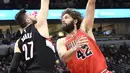 Pebasket Portland Trail Blazers, Jusuf Nurkic, berusaha menghadang pebasket Chicago Bulls, Robin Lopez, pada laga NBA di Stadion United Center, Selasa (2/1/2018). Bulls kalah dari Blazers dengan skor 120-124. (AP/David Banks)