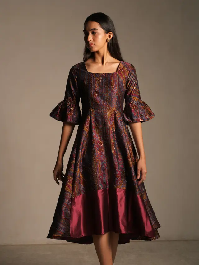 Batik Lengan Lonceng High-Low Modis untuk Pesta Malam