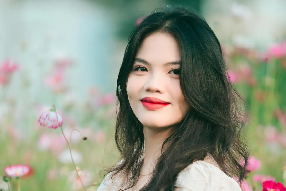 perempuan manis tersenyum bahagia bunga