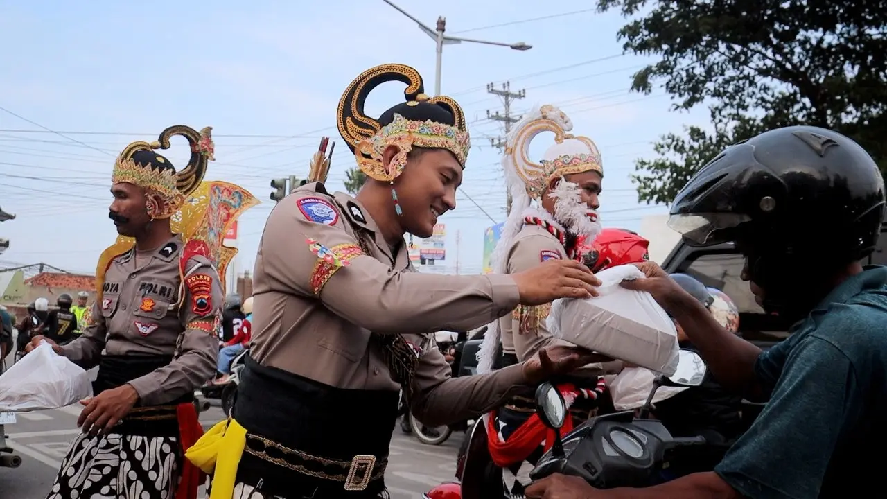 Polisi berkostum wayang orang membagikan takjil di Pemalang. (Foto: Liputan6.com/Humas Polres Pemalang)