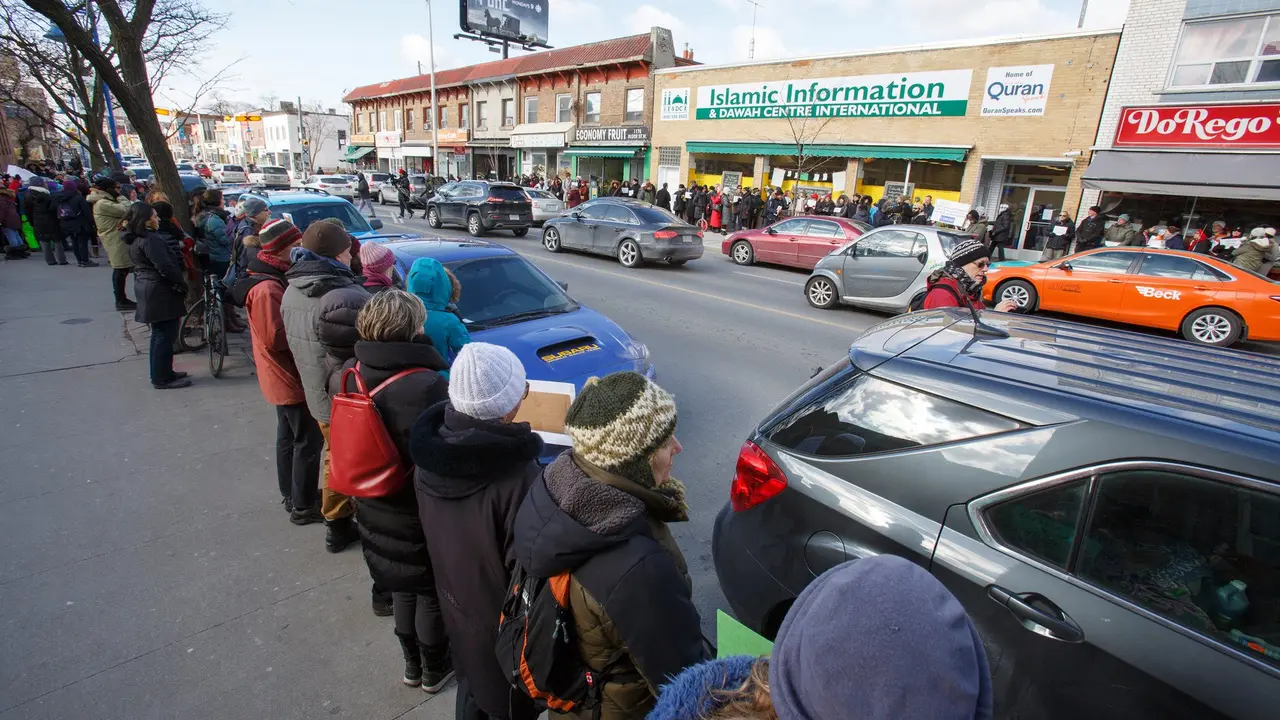 Ratusan orang mendatangi sebuah masjid di Toronto, Kanada untuk melindungi jamaah yang Salat Jumat
