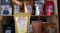 Foto : Minuman Es Chosik olahan kopi asli Flores di Sibakloang Galery Kabupaten Sikka, NTT (Liputan6.com/Dion)