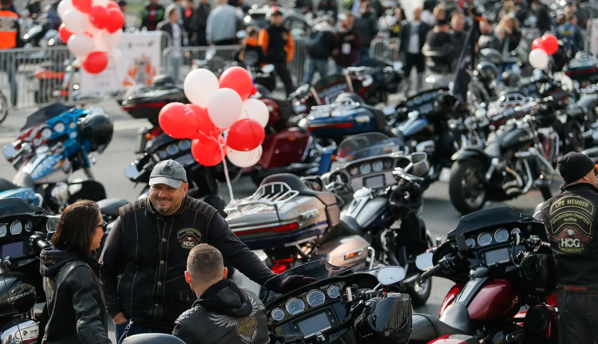 Para pengendara motor menghadiri sebuah parade sepeda motor yang menandai penutupan musim sepeda motor di Moskow, Rusia, pada 26 September 2020. Beberapa ribu pengendara sepeda motor ikut serta dalam parade tersebut. (Xinhua/Alexander Zemlianichenko Jr)