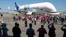 Pesawat Airbus Beluga XL setelah uji coba penerbangan perdananya di bandara Toulouse-Blagnac, Prancis, Kamis (19/7). Kerumunan warga berkumpul di sepanjang landasan pacu menyaksikan pesawat unik ini terbang untuk pertama kalinya. (AP/Frederic Scheiber)