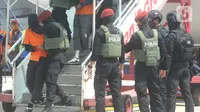 Densus 88  Mabes Polri membawa teroris usai tiba di Bandara Soekarno-Hatta, Tangerang Banten, Kamis (4/1/2021). Dari jumlah tersebut, 19 di antaranya adalah anggota Front Pembela Islam (FPI). (merdeka.com/Arie Basuki)