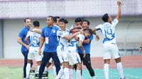 Para pemain PSIS Semarang merayakan gol yang dicetak oleh Paulo Gali Freitas ke gawang Dewa United pada laga pekan ke-8 BRI Liga 1 2023/2024 di Stadion Indomilk Arena, Tangerang, Senin (14/8/2023). PSIS Semarang menang telak 4-1 atas Dewa United. (Bola.com/M Iqbal Ichsan)