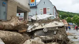Mobil yang rusak disertai batang pohon yang terbawa oleh aliran arus banjir yang melanda wilayah Braunsbach, Jerman selatan (30/5). Empat orang tewas dan beberapa lainnya luka-luka dalam musibah ini. (Marijan Murat / dpa / AFP)