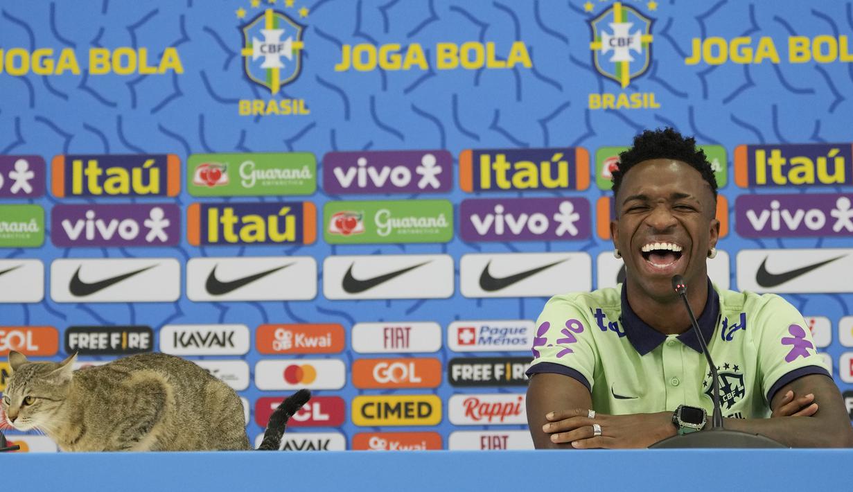 <p>Pemandangan lucu terlihat saat Timnas Brasil melakukan konferensi pers pre match perempatfinal Piala Dunia 2022 pada Rabu (07/12/2022) waktu setempat di ruangan media Al Arabi SC Stadium. (AP/Andre Penner)</p>