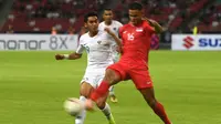 Bek Timnas Singapura, Irfan Fandi, saat duel dengan Septian David Maulana di penyisihan Grup B Piala AFF 2018 di Stadion Nasional, Singapura (9/11/2018).  (AFP/Roslan Rahman)