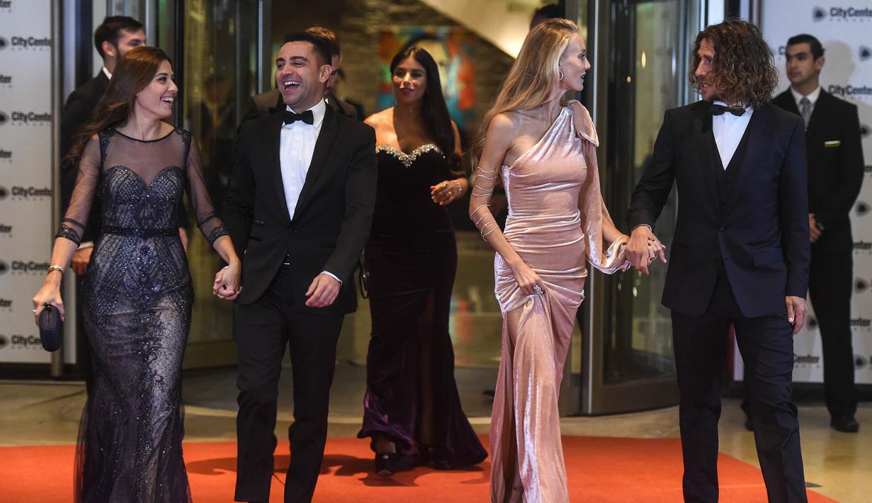 Dua legenda Barcelona, Xavi dan Carlos Puyol bersama pasangan masing-masing menghadiri resepsi pernikahan bintang Barcelona, Lionel Messi di Kompleks City Center, Santa Fe, Jumat (30/6/2017). (AFP/Eitan Abramovich) 