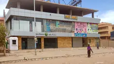 Sebuah foto yang diambil pada tanggal 30 April 2023, menunjukkan sebuah cabang bank yang ditutup di ibu kota Sudan, Khartoum. (Photo by AFP)