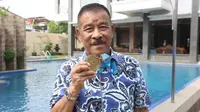 Manajer sekaligus Komisaris PT Persib Bandung Bermartabat (PBB), Umuh Muchtar. (Bola.com/Muhammad Iqbal Ichsan).