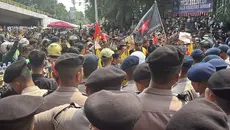 Massa Bentangkan Merah Putih Panjang Datangi Gedung DPR
