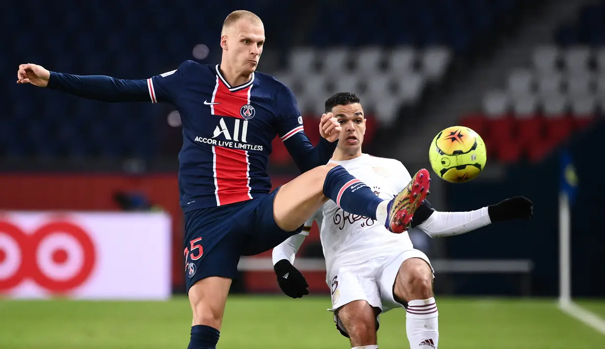 Bek Paris Saint-Germain, Mitchel Bakker (kiri), berebut bola dengan striker Bordeaux, Hatem Ben Arfa, dalam laga lanjutan Liga Prancis 2020/21 di Parc de Princes Stadium, Sabtu (28/11/2020) waktu setempat. Hasil akhir PSG dan Bordeaux bermain imbang 2-2. (AFP/Franck Fife).