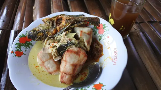 Kupat landan berpadu dengan sayur lodeh jantung pisang dan ikan Senggiring di pinggir Sungai Klawing, Purbalingga. (Foto: Liputan6.com/Kominfo PBG/Muhamad Ridlo)