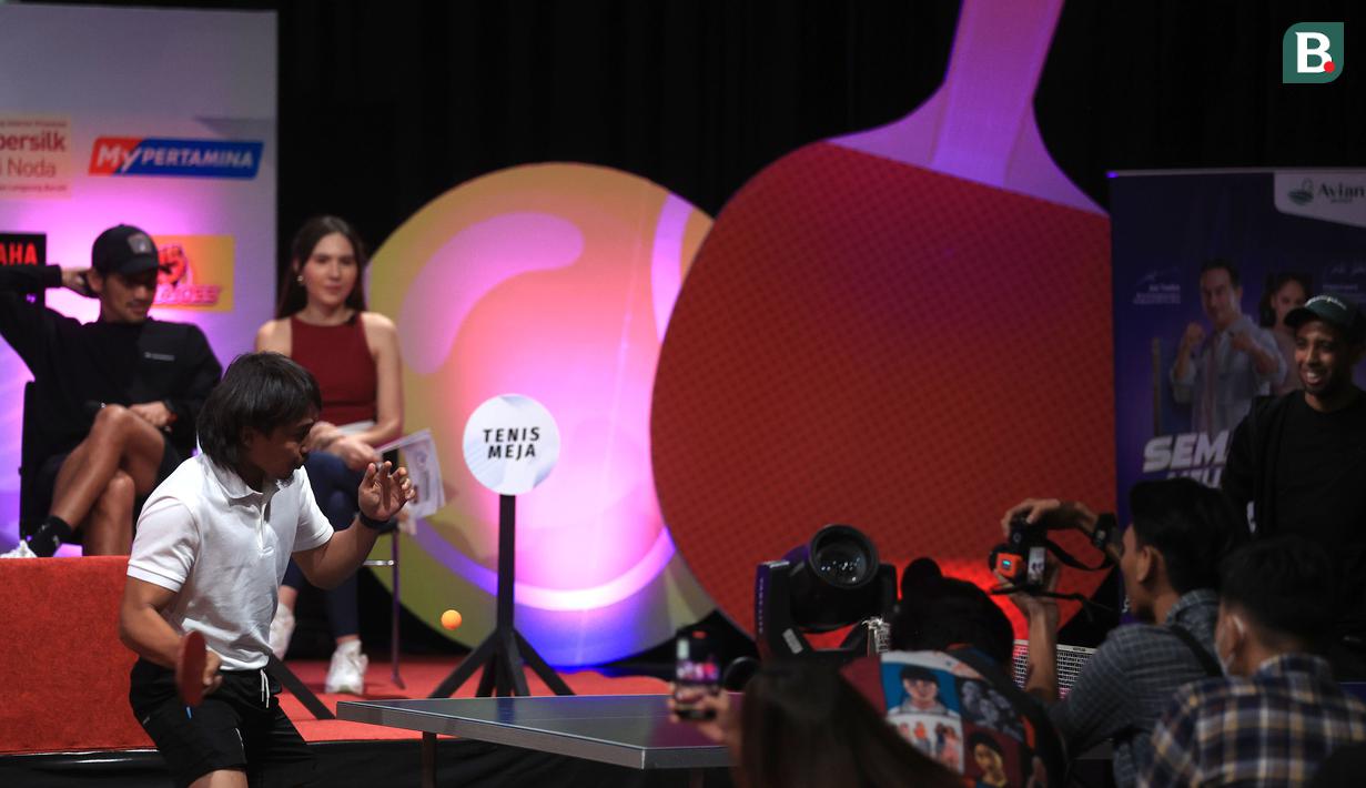 Artis TikTok Indonesia, Mulyadi, saat bermain tenis meja disela-sela sesi konferensi pers Turnamen Olahraga Selebriti Indonesia (OSI) yang berlangsung di SCTV Tower, Jakarta, Selasa (4/7/2023). (Bola.com/Ikhwan Yanuar)