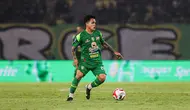 Aksi pemain Persebaya Surabaya,&nbsp;Gali Freitas saat timnya melawan PSIM Yogyakarta&nbsp;pada BRI Super League 2025/2026 di Stadion Gelora Bung Tomo, Surabaya,&nbsp;Jumat (8/8/2025). (Bola.com/Abdul Aziz)&nbsp;