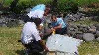 Benda diduga bagian sayap Malaysia Airlines MH370 di La Reunion, Prancis dekat Samudera Hindia. (Reuters)