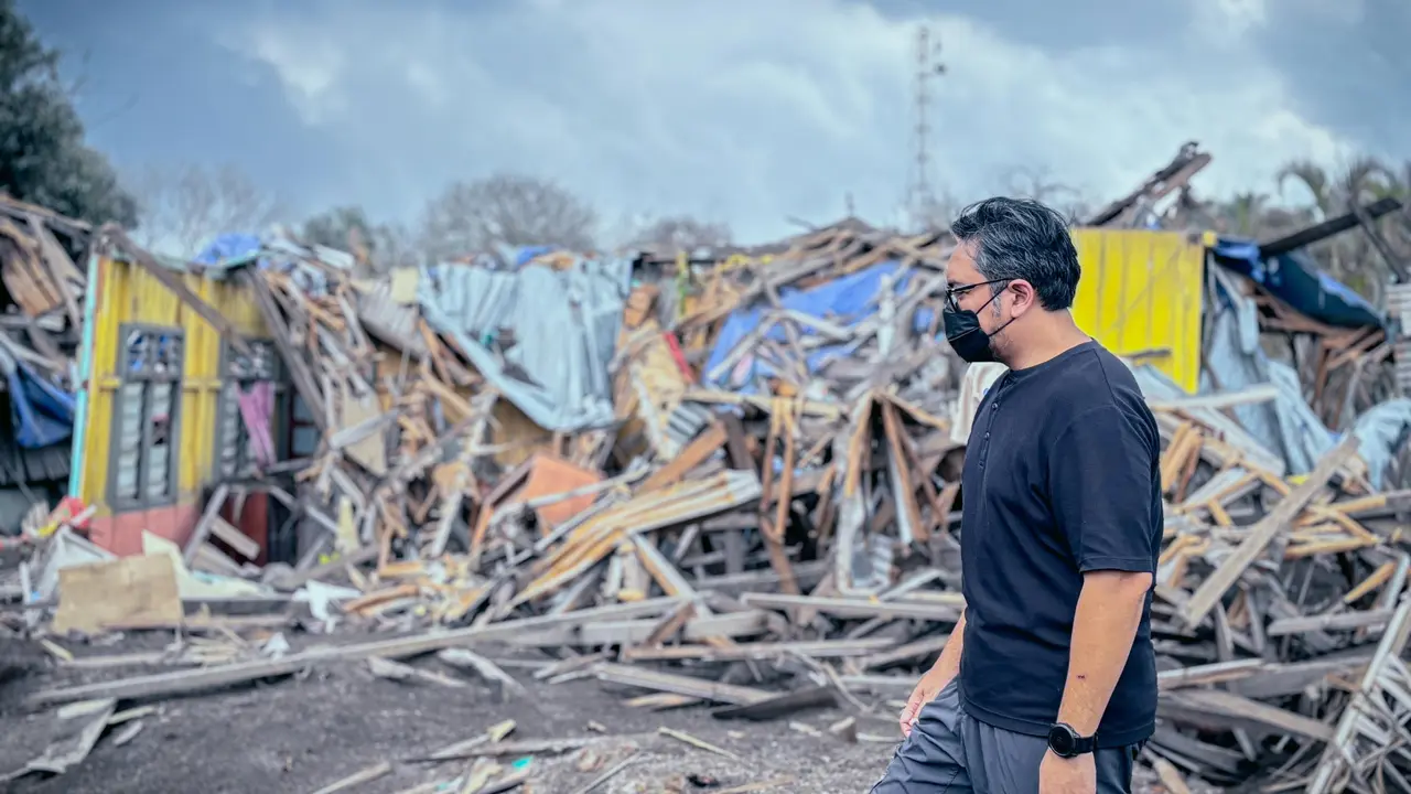 Direktur Jenderal Informasi dan Komunikasi Publik (Dirjen IKP) Kemkomdigi, Prabunindya Revta Revolusi, meninjau langsung area terdampak erupsi Gunung Lewotobi Laki-Laki di Flores Timur, Minggu (17/11/2024).