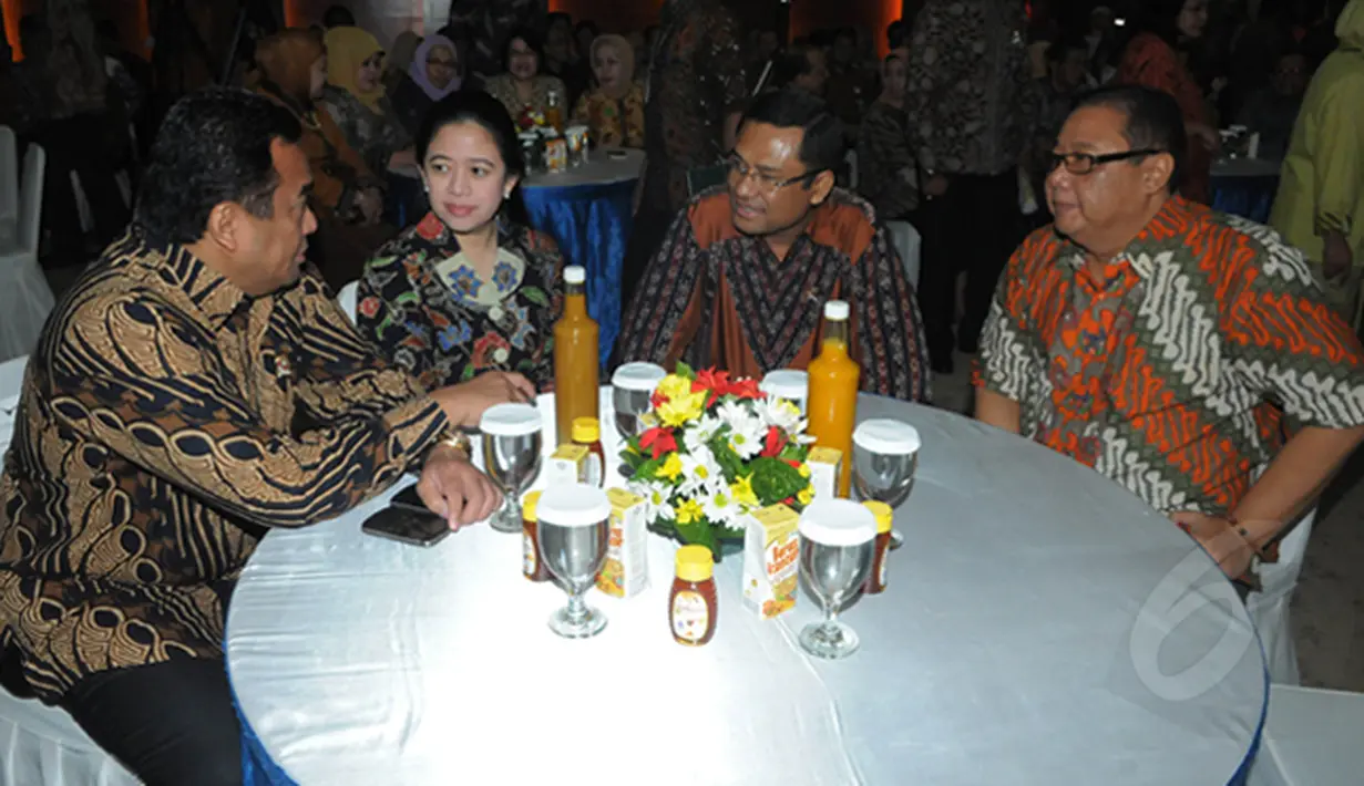 Mendag Rachmat Gobel, Menko PMK Puan Maharani, Menteri Perindustrian Saleh Husin, Menkop UKM Agung Ngurah Puspayoga (dari kiri ke kanan) berbincang saat minum jamu bersama di Kementerian Perindustrian, Jakarta (16/1/2015). (Liputan6.com/Herman Zakharia)
