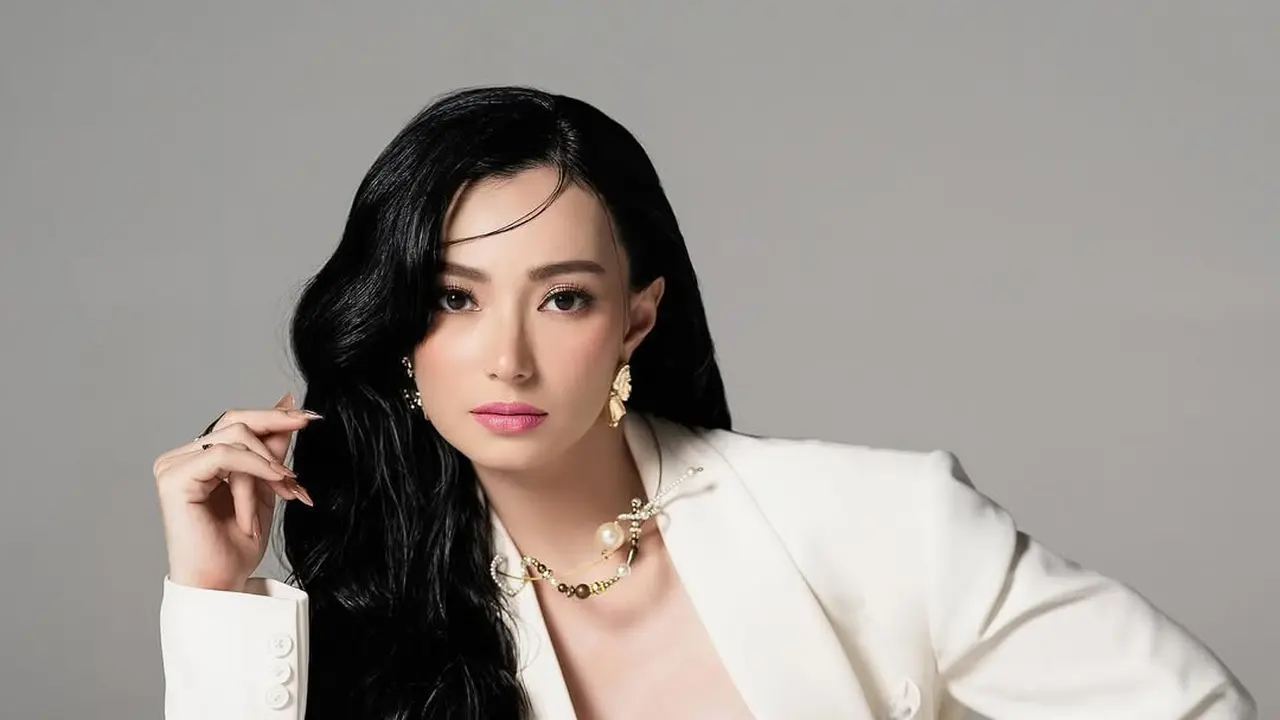Gaya Asmirandah dalam Balutan Powersuit Putih, Elegan dengan Sentuhan Feminin