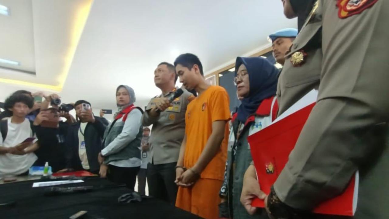 Armor Toreador, tersangka kasus Kekerasan Dalam Rumah Tangga (KDRT) terhadap istrinya Cut Intan Nabila, akhirnya ditangkap pihak kepolisian. Armor dihadirkan dalam konferensi pers di Mapolres Bogor, Jawa Barat, pada Rabu (14/8/2024).