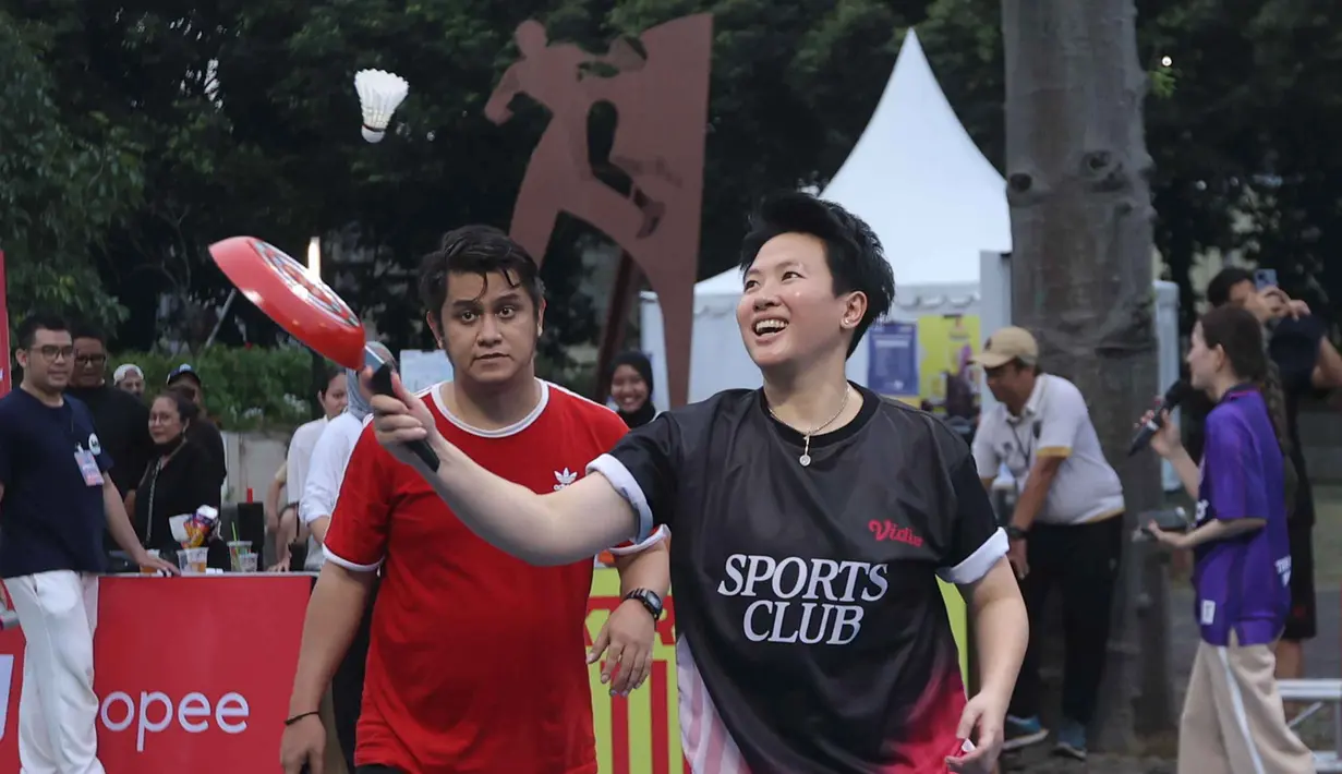 Dalam sesi bincang santai, Liliyana Natsir mengaku merasakan sensasi unik saat bermain dengan alat dapur alih-alih raket profesional. Sementara, Mohammad Ahsan mengaku meski tak seperti di lapangan kompetisi, ia menikmati momen tersebut dan menyebutnya sebagai pengalaman yang menyenangkan. (Bola.com/M Iqbal Ichsan)