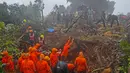 Tanah longsor melanda desa Irshalwadi di distrik Raigad dan mengubur 17 dari 50 rumah di sana. (AP Photo/Rafiq Maqbool)