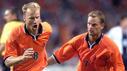 Dennis Bergkamp merupakan ujung tombak Timnas Belanda di era 90-an. Legenda Arsenal tersebut sukses mencetak 37 gol dalam 79 penampilannya bersama Skuat De Oranje. Salah satu gol yang tak terlupakan terjadi pada Piala Dunia 1998 saat melawan Argentina di perempatfinal. (AFP/Jean-Loup Gautreau)