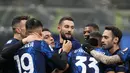 Gelandang  Inter Milan, Roberto Gagliardini (tengah) berselebrasi dengan rekan setimnya usai mencetak gol ke gawang Spezia pada pertandingan lanjutan Liga Serie A Italia di Stadion San Siro, di Milan, Italia, Kamis (2/12/2021). Inter Milan kini berada di posisi ketiga klasemen dengan 34 poin. (AP Ph