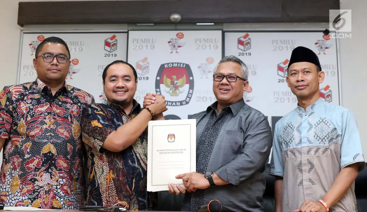 Ketua KPU RI, Arief Budiman (kedua kanan) menyerahkan hasil Laporan Penerimaan Sumbangan Dana Kampanye (LPSDK) Partai Politik peserta Pemilu 2019 kepada Komisioner Bawaslu, Muhammad Afifudin di Jakarta, Rabu (2/1). (Liputan6.com/Helmi Fithriansyah)