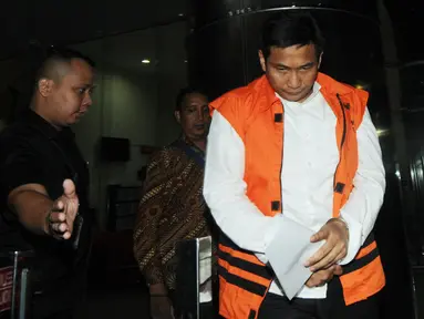Anggota DPR Fraksi Golkar Bowo Sidik Pangarso tertunduk usai menjalani pemeriksaan perdana di Gedung KPK, Jakarta, Selasa (2/4). Bowo diperiksa sebagai tersangka dugaan menerima suap terkait kerja sama pengangkutan pupuk melalui kapal. (merdeka.com/Dwi Narwoko)