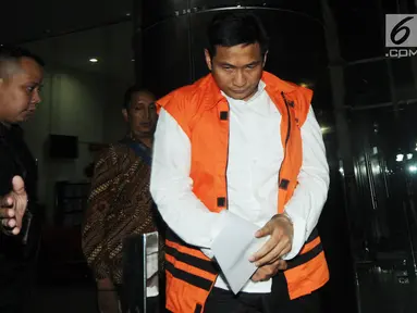 Anggota DPR Fraksi Golkar Bowo Sidik Pangarso tertunduk usai menjalani pemeriksaan perdana di Gedung KPK, Jakarta, Selasa (2/4). Bowo diperiksa sebagai tersangka dugaan menerima suap terkait kerja sama pengangkutan pupuk melalui kapal. (merdeka.com/Dwi Narwoko)