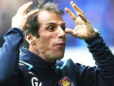 Reaksi dari bos West Ham United, Gianfranco Zola pada partai Liga Premier versus Tottenham Hotspur di White Hart Lane, London, 11 April 2009. AFP PHOTO/Chris Ratcliffe