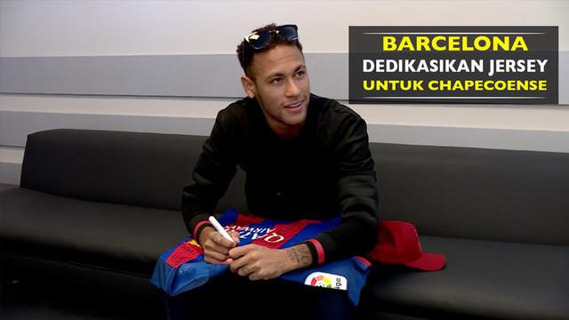 Neymar bersama seluruh pemain utama Barcelona mendedikasikan jersey yang telah dibubuhi tanda tangan untuk Chapecoense.