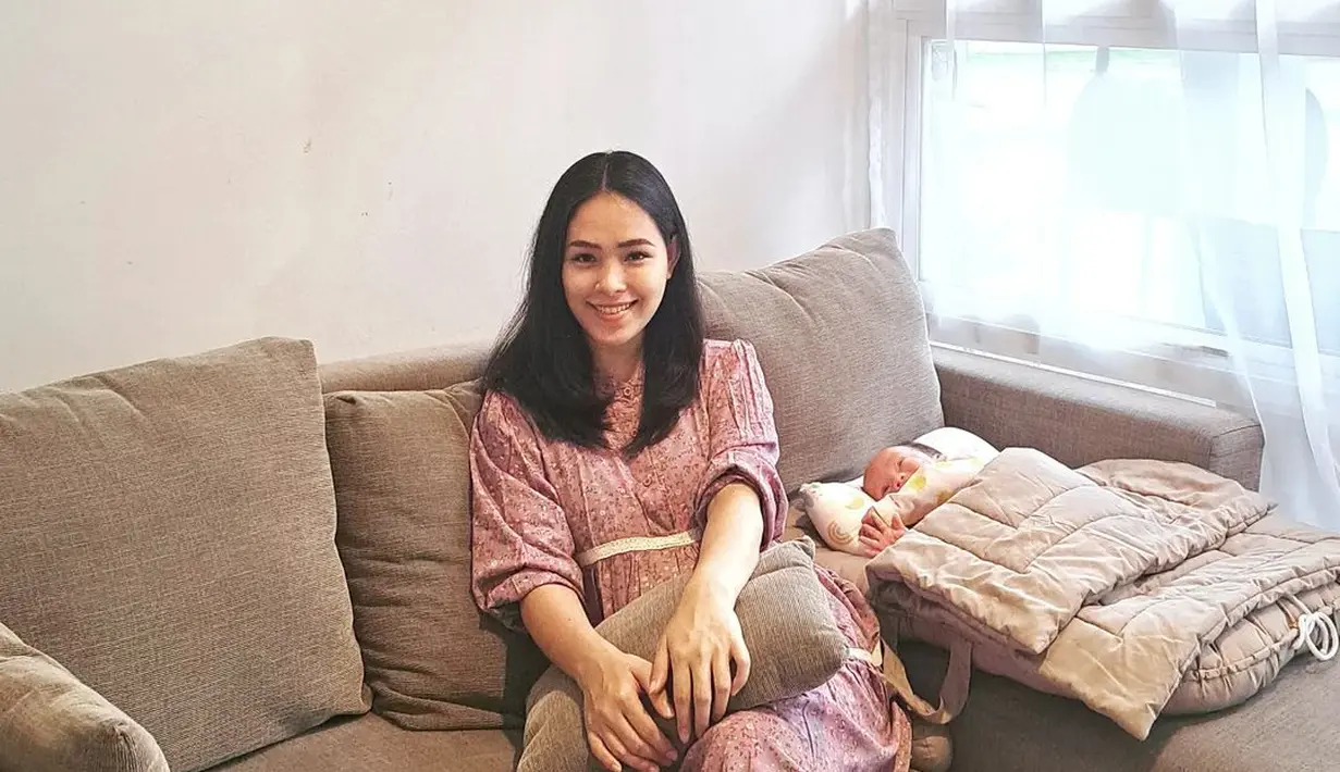 Potret terbaru dari Lady Nayoan di bulan Januari lalu. Ia tengah duduk di samping bayinya, memancarkan aura cantik walau tampil sederhana. Foto: Instagram.