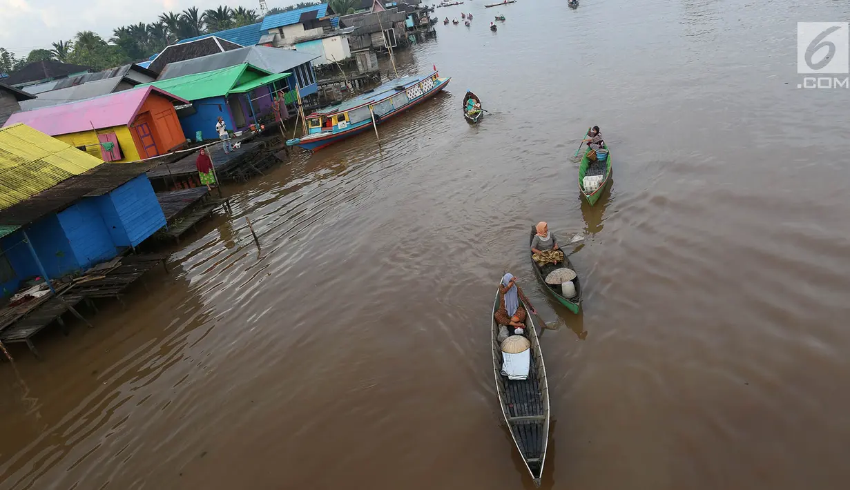 Sejumlah wanita mendayung perahunya yang digunakan untuk aktivitas jual beli di Pasar Terapung Lok Baintan, Banjarmasin, Kalimantan Selatan, Selasa (27/3). (Liputan6.com/Immanuel Antonius)