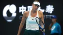 Ekspresi Maria Sharapova saat bertanding melawan Simona Halep dari Rumania pada  turnamen tenis China Terbuka di Diamond Court di Beijing, Rabu, (4/10). Sharapova kalah 6-2 6-2 dalam waktu 72 menit dari Halep. (AP Photo/Mark Schiefelbein)