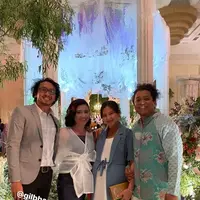 6 Potret Seleb di Pernikahan Bintang Emon, Kehadiran Arafah Rianti Curi Perhatian (sumber: Instagram/debbytiana)