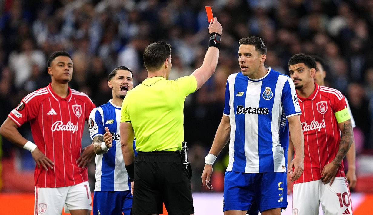 Tim tamu harus kehilangan satu pemain, Jan Bednarek pada menit kedelapan setelah dianggap melakukan pelanggaran keras oleh wasit kepada pemain Nottingham. (AP Photo/PA/Martin Rickett)