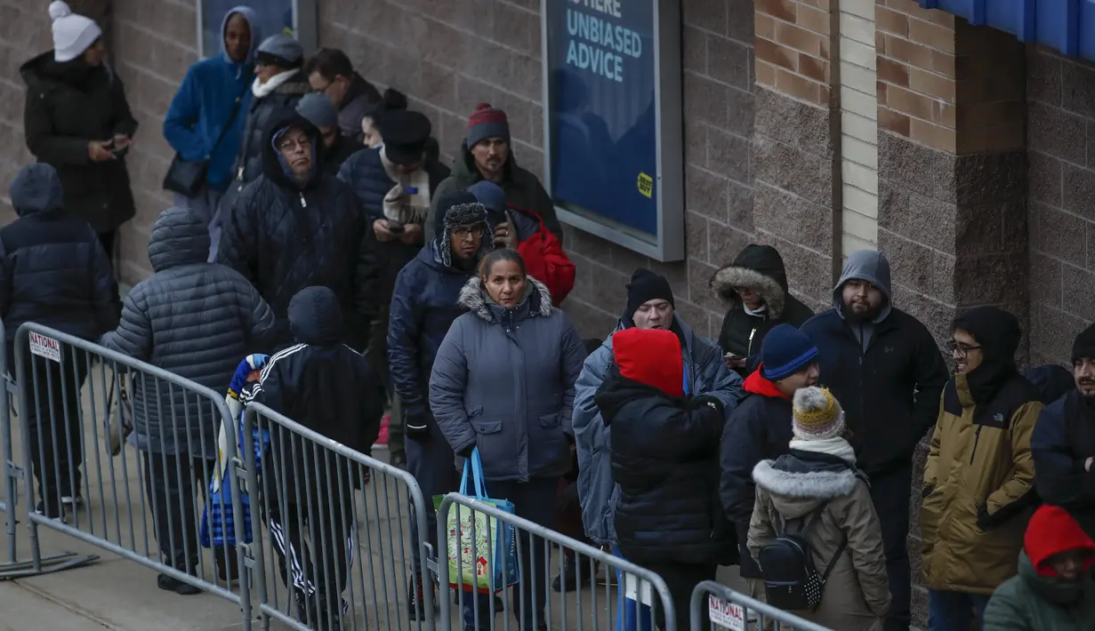 Pembeli antrean menunggu untuk memasuki toko Best Buy Inc. saat acara penjualan Black Friday di Chicago, Illinois, Kamis (28/11/2019). Selama Black Friday yang dimulai sejak tahun 1960-an, warga Amerika merayakan tradisi dengan belanja dan berburu diskon-besaran. (Kamil Krzaczynski/Getty Images/AFP)