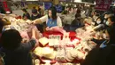Warga mengenakan masker untuk mencegah penyebaran virus corona berbelanja untuk perayaan Tahun Baru Imlek di pasar Dihua Street di Taipei, Taiwan, Rabu (10/2/2021). Pasar ini menarik lebih dari 1 juta pengunjung setiap tahunnya. (AP Photo/Chiang Ying-ying)