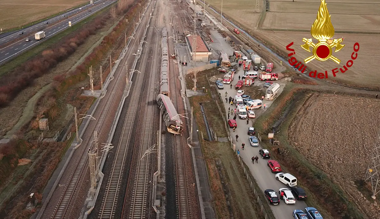 Gambar yang disediakan oleh Kepolisian Negara Italia ini menunjukkan bagian dari kereta berkecepatan tinggi yang tergelincir, dekat Lodi, Italia utara, Kamis (6/2/2020). Kereta Milan-Salerno tersebut sedang dalam perjalanan menuju Bologna ketika keluar dari rel. (AP/Italian Police HO)