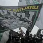 Aksi Brigata Curva Sud saat mendukung PSS Sleman berlaga melawan Persipura Jayapura pada partai pembuka Grup 1 Piala Presiden 2017 di Stadion Maguwoharjo, Sabtu (4/2/2017). PSS Sleman bermain imbang 0-0. (Bola.com/Nicklas Hanoatubun)