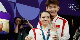 Saat Huang Yaqiong mendapat emas dari cabang olahraga badminton nomor mix double, ia pun mengenakan setelan jaket dan celana tim China senada dengan calon suaminya. [@hyq28]