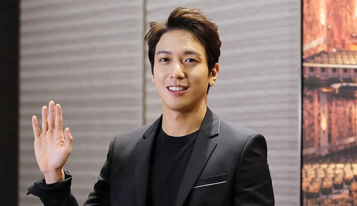 "Semuanya, aku akan pergi wamil besok. Aku harap semuanya sehat-sehat saja dan bisa mewujudkan semua angan kalian," tulisnya. (allkpop)